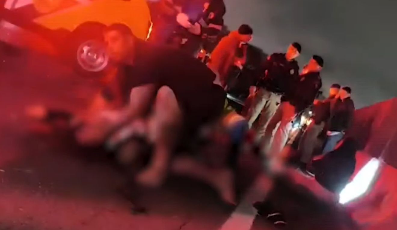 policiais militares socorrendo mulheres que foram atropeladas