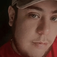 A Polícia Civil prendeu o terceiro suspeito de assassinar Pedro Lourenço Junior. Na imagem, vemos a vítima, um homem branco, vestindo um boné branco e uma camiseta vermelha.