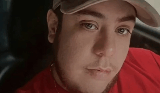 A Polícia Civil prendeu o terceiro suspeito de assassinar Pedro Lourenço Junior. Na imagem, vemos a vítima, um homem branco, vestindo um boné branco e uma camiseta vermelha.