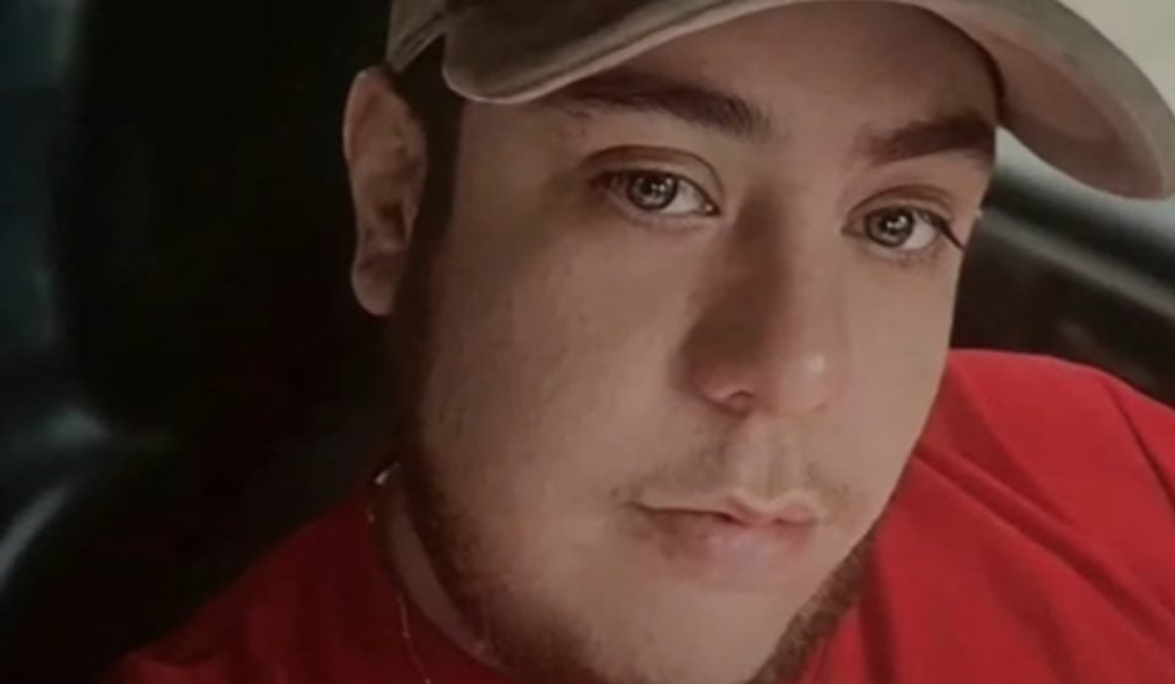 A Polícia Civil prendeu o terceiro suspeito de assassinar Pedro Lourenço Junior. Na imagem, vemos a vítima, um homem branco, vestindo um boné branco e uma camiseta vermelha.