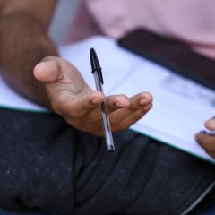 Mão de estudante antes de Enem 2025