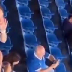 Torcedora do Avaí foi flagrada fazendo provocações racistas em jogo contra o Remo. (Foto: Reprodução/Redes Sociais)