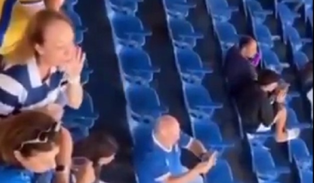 Torcedora do Avaí foi flagrada fazendo provocações racistas em jogo contra o Remo. (Foto: Reprodução/Redes Sociais)