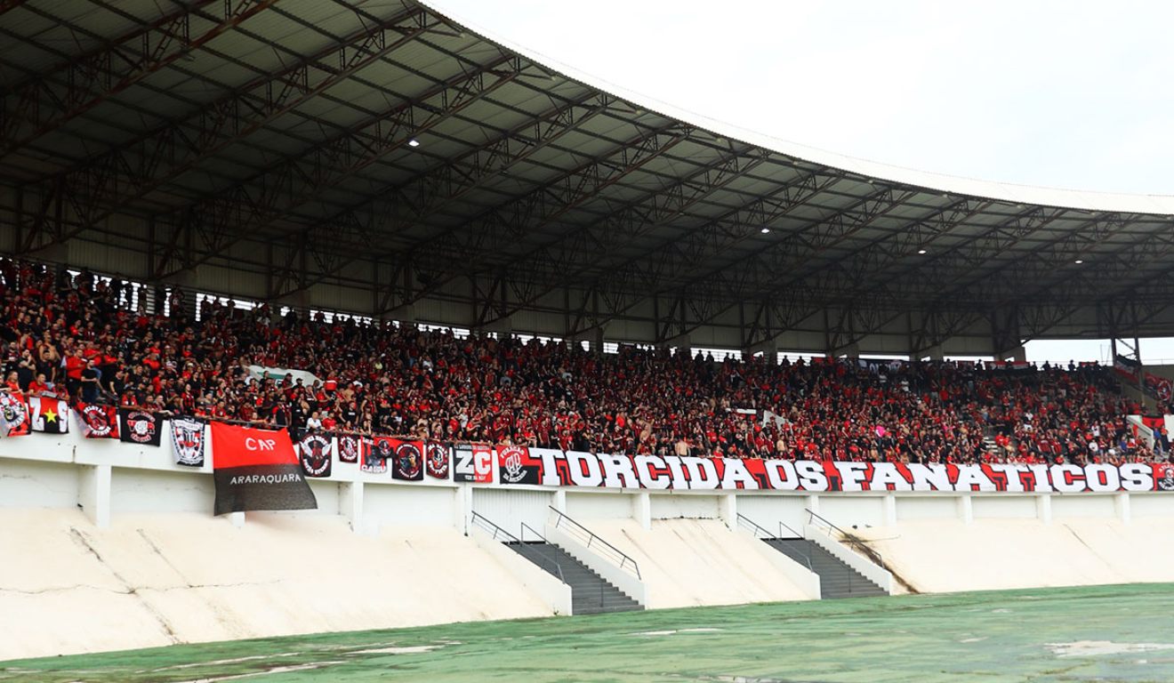 Torcida do Athletico marcou presença em Araraquara no jogo com a Ferroviária.