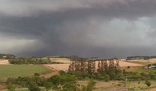 momento em que o tornado passa pelo Paraná