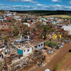 Imagem aérea mostra destruição em Rio Bonito do Iguaçu após tornado