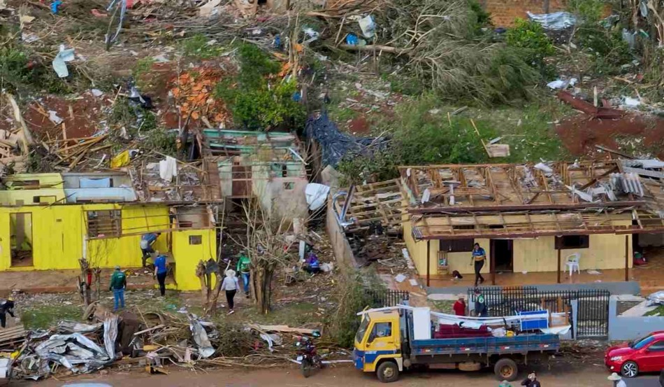 Casas de famílias destruídas após passagem de tornado em Rio Bonito do Iguaçu