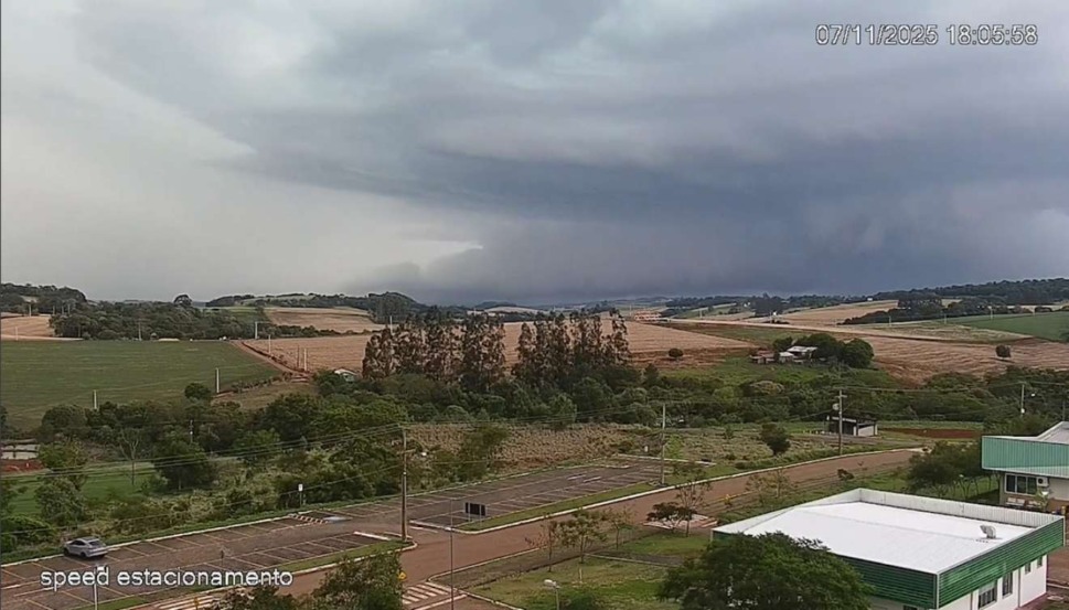 Imagens de câmera mostram passagem da tempestade que provocou tornado que arrasou Rio Bonito do Iguaçu