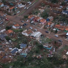 Destroços após passagem de tornado pelo Paraná