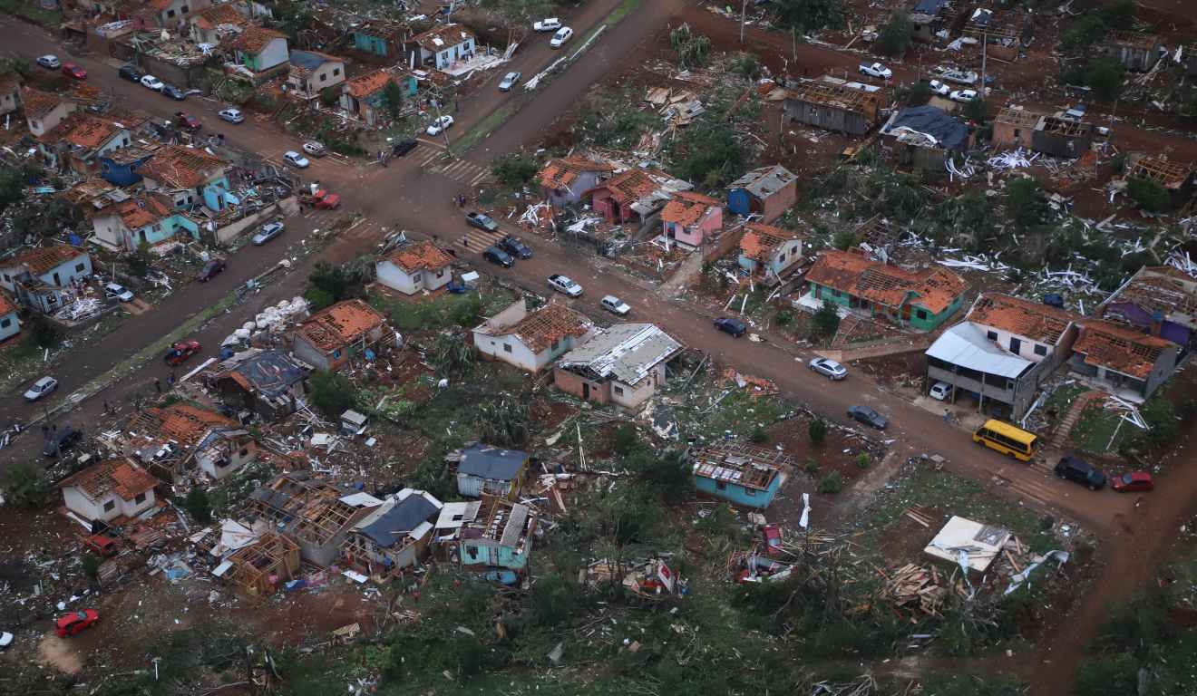 Destroços após passagem de tornado pelo Paraná