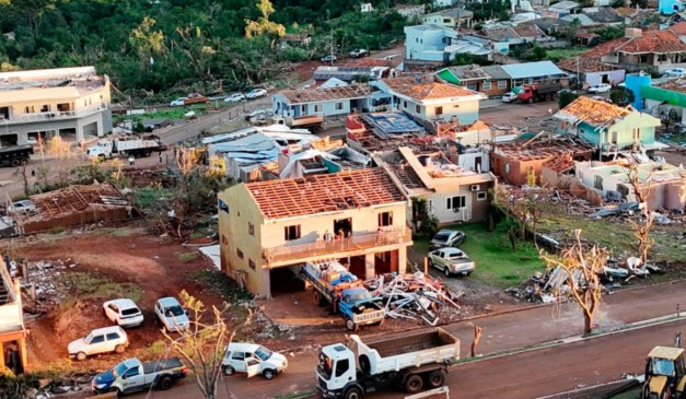 Rio Bonito do Iguaçu destruída após tornado