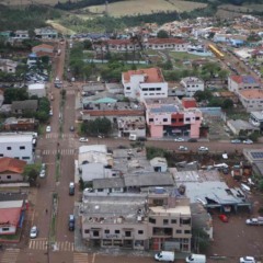 Imóveis destruídos após tornado no Rio Bonito do Iguaçu