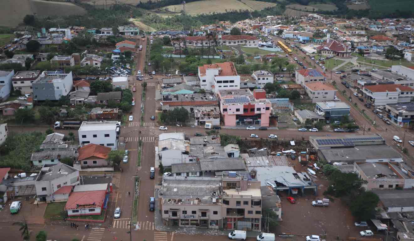 Imóveis destruídos após tornado no Rio Bonito do Iguaçu