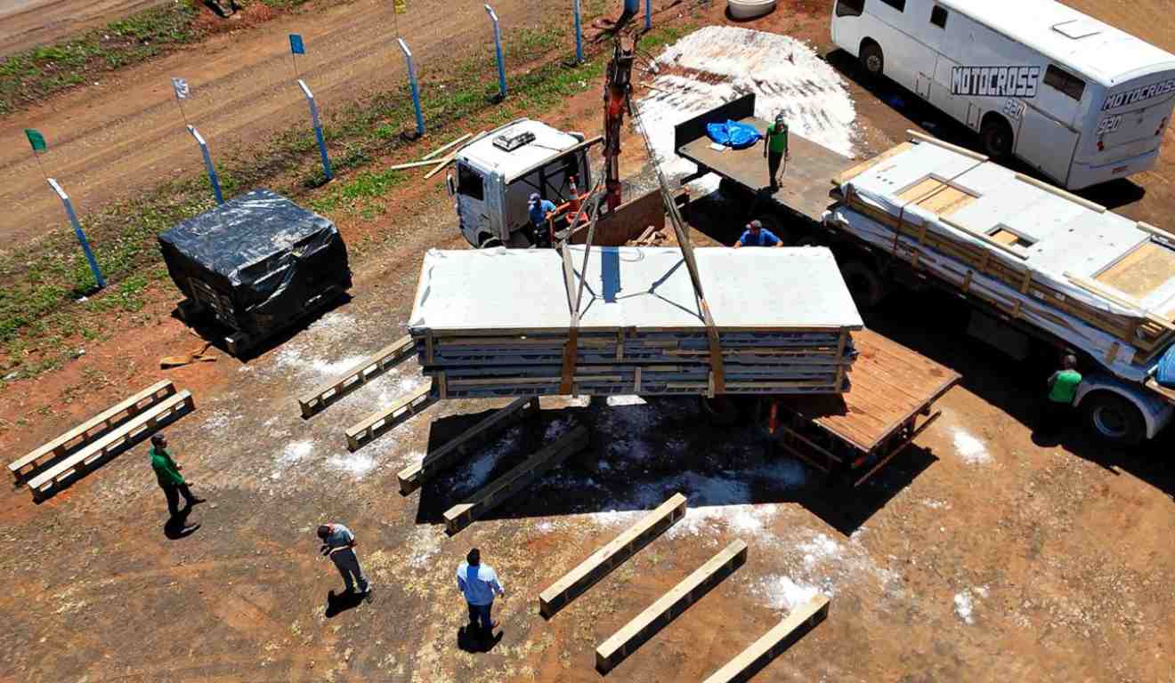Primeiras casas de vítimas de tornado em Rio Bonito do Iguaçu sendo construídas
