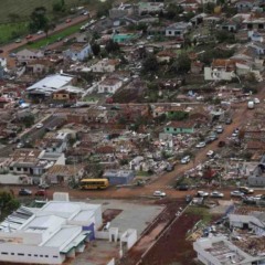 Cidade totalmente destruída após tornado nem Rio Bonito do Iguaçu