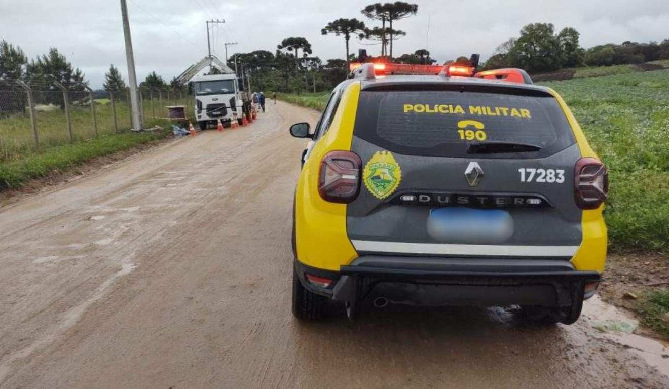 Polícia Militar em local em que trabalhador morreu após sofrer descarga elétruica
