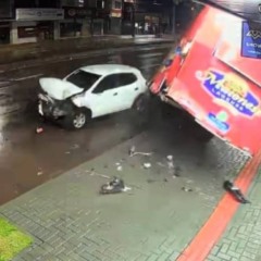 carro batendo em trailer de lanches