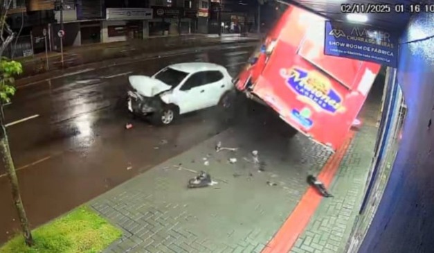 carro batendo em trailer de lanches