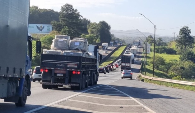 trânsito intenso na BR-376