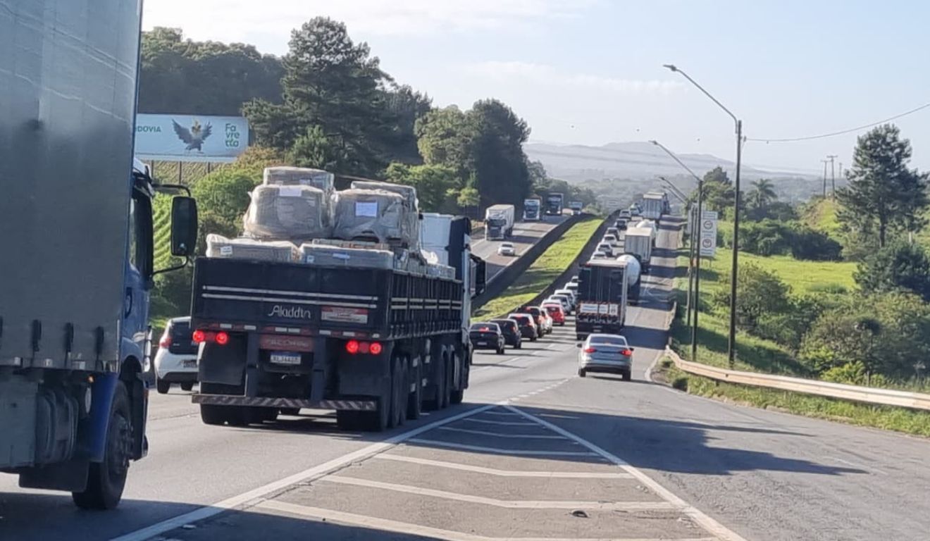 trânsito intenso na BR-376