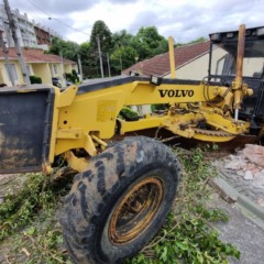 trator que desceu a ladeira e invadiu o condomínio