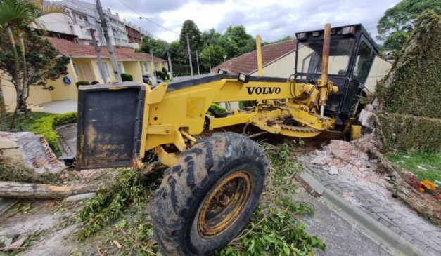 trator que desceu a ladeira e invadiu o condomínio