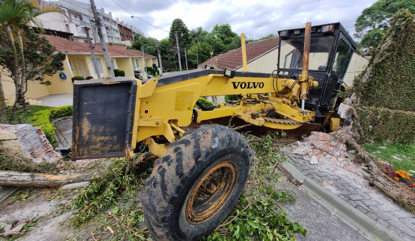 trator que desceu a ladeira e invadiu o condomínio