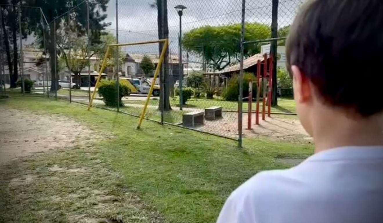 Joaquim olha para a trave que despencou durante jogo de futebol