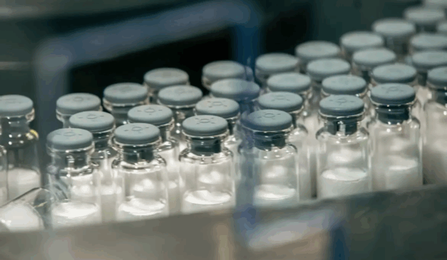 Vacina contra a dengue no Brasil pode ser aprovada pela Anvisa em novembro de 2025. Na imagem, vemos frascos de imunizantes.