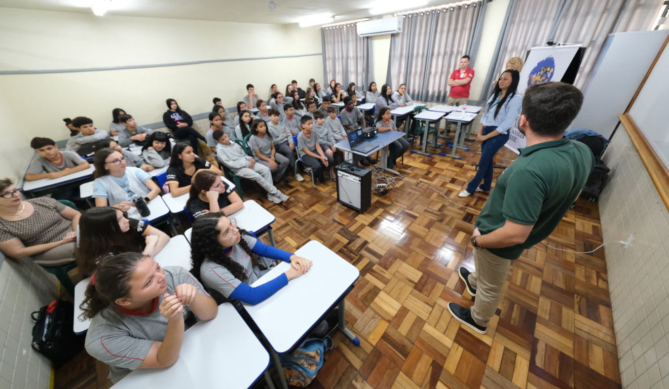 Apresentação da C.Vale em escola de Palotina Apresentação da C.Vale em escola de Palotina