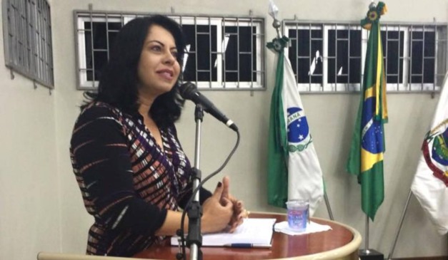Adriana Cocci durante sessão na Câmara de Araucária