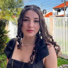 Julia Nadhyany vítima de um acidente na BR-277 em uma foto no jardim de casa