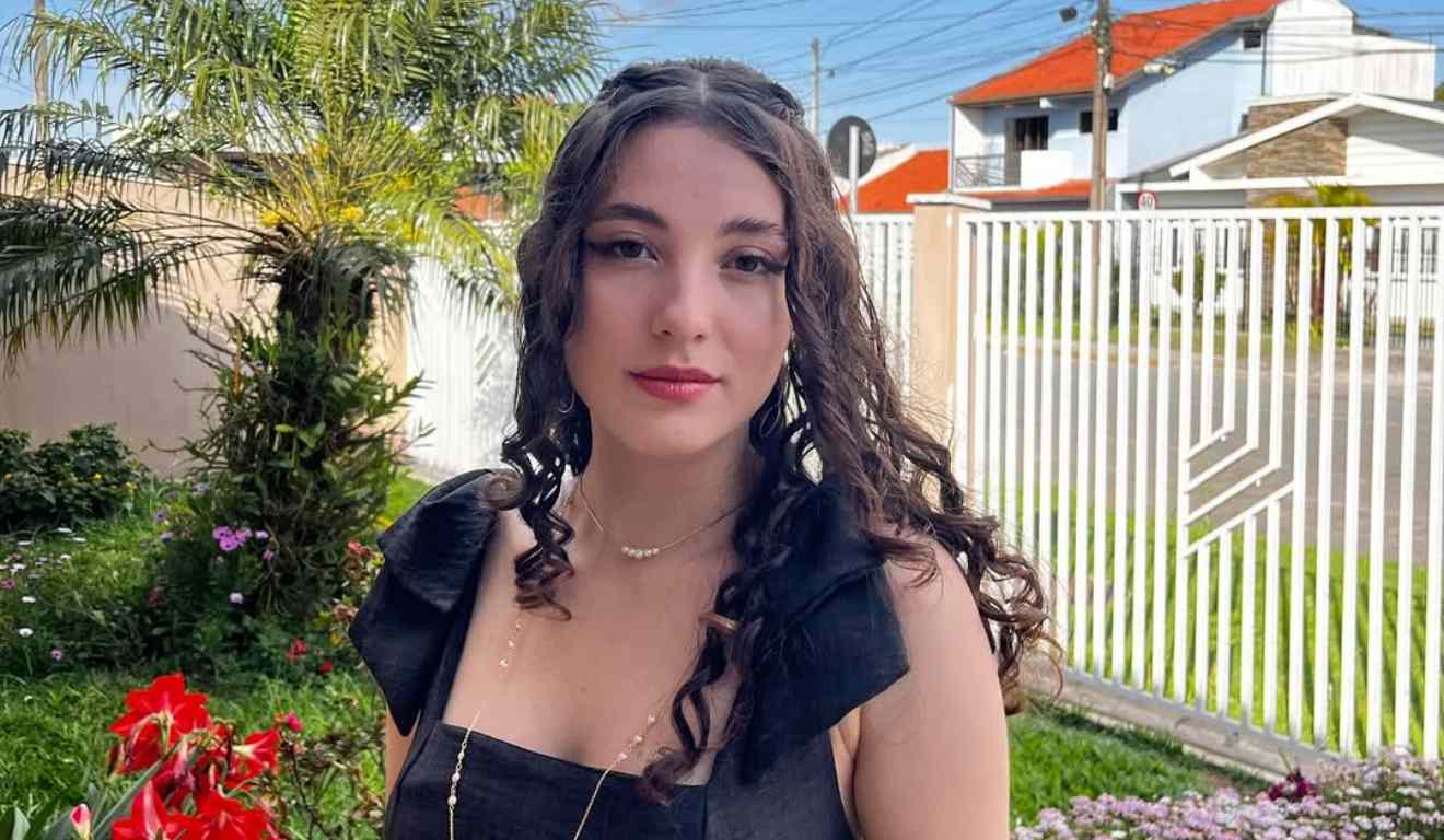Julia Nadhyany vítima de um acidente na BR-277 em uma foto no jardim de casa