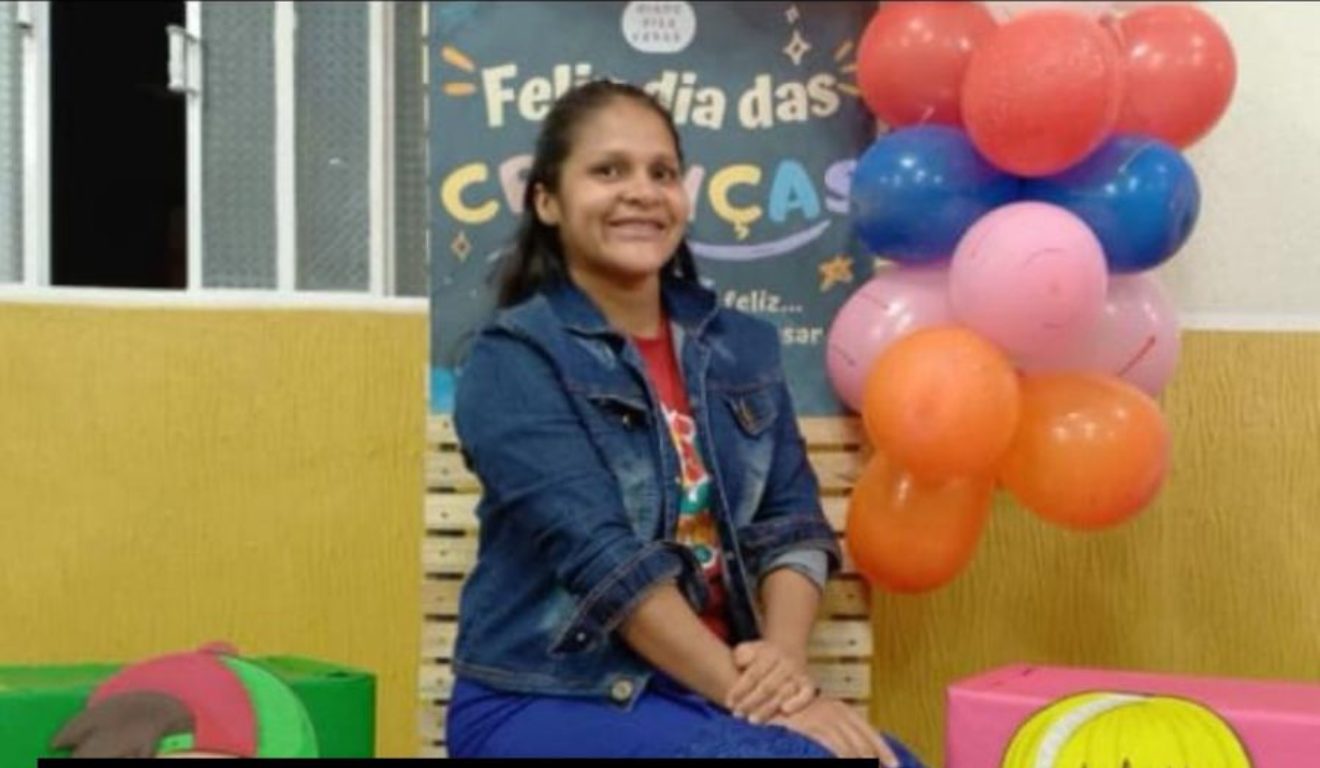 Jaqueline em um evento em uma escola infantil