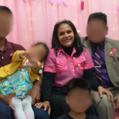 Jaqueline ao lado da família em foto compartilhada nas redes sociais