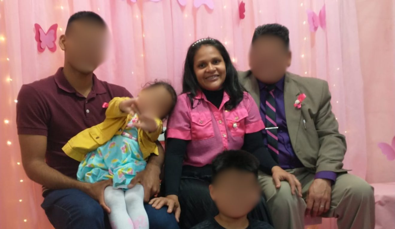 Jaqueline ao lado da família em foto compartilhada nas redes sociais