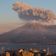 vulcão em erupção no Japão