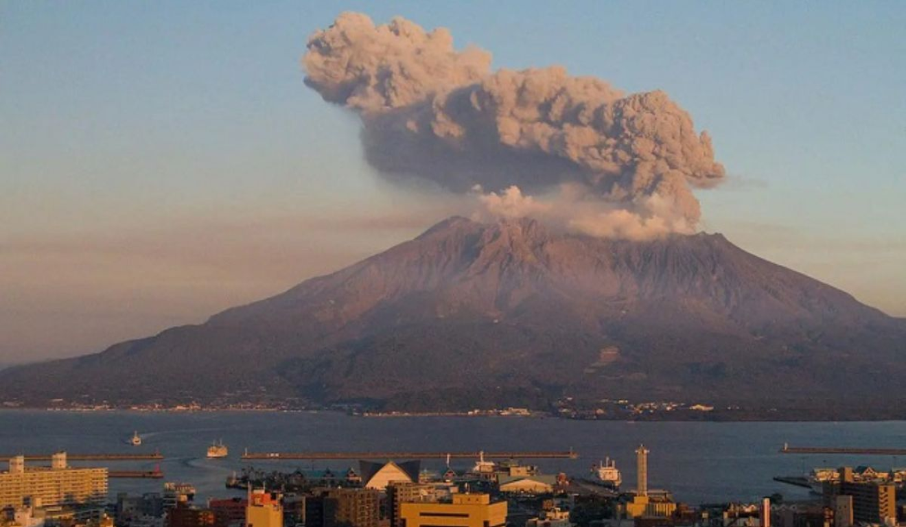 vulcão em erupção no Japão