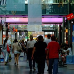 Clientes caminhando durante compras