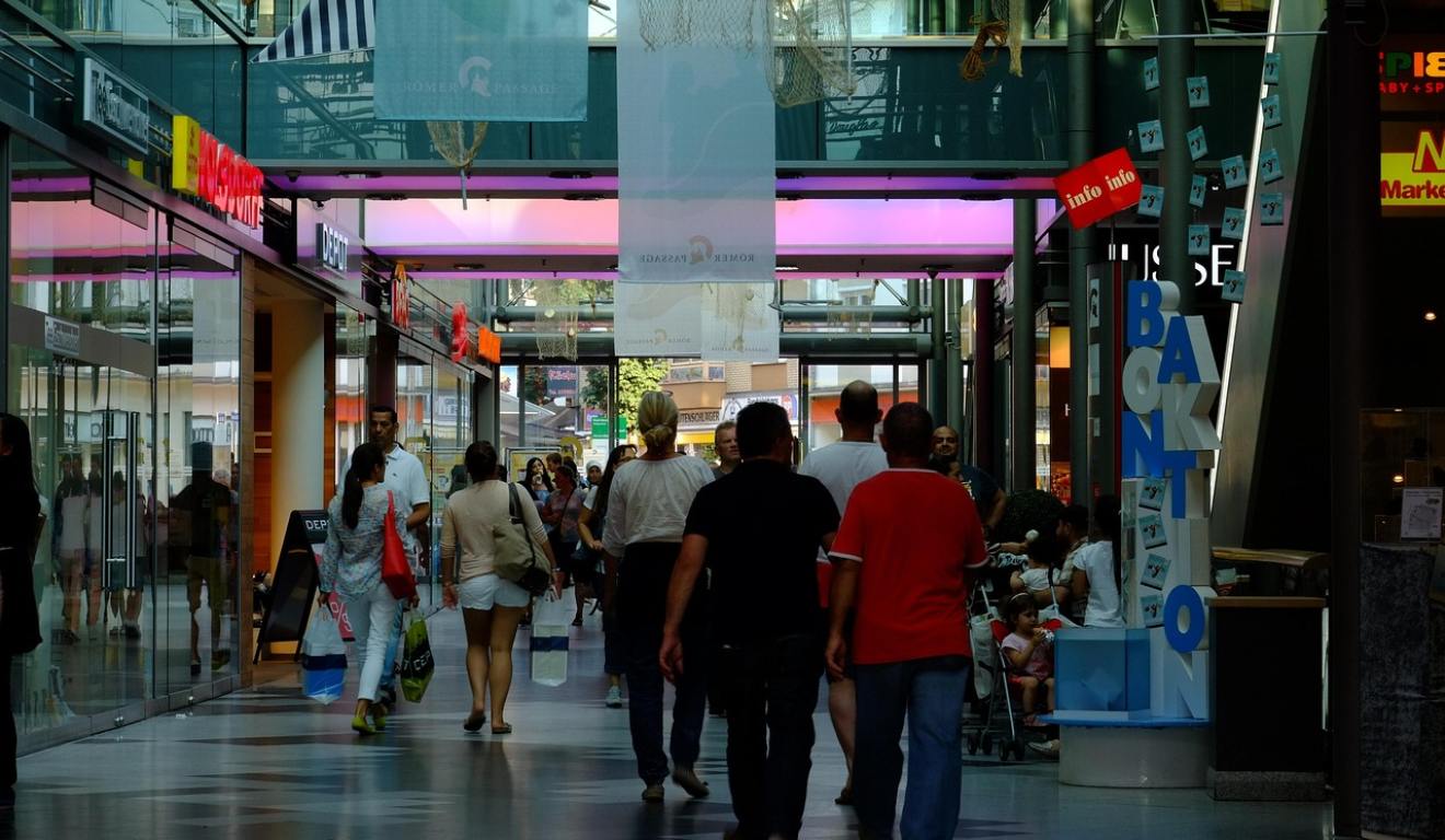 Clientes caminhando durante compras