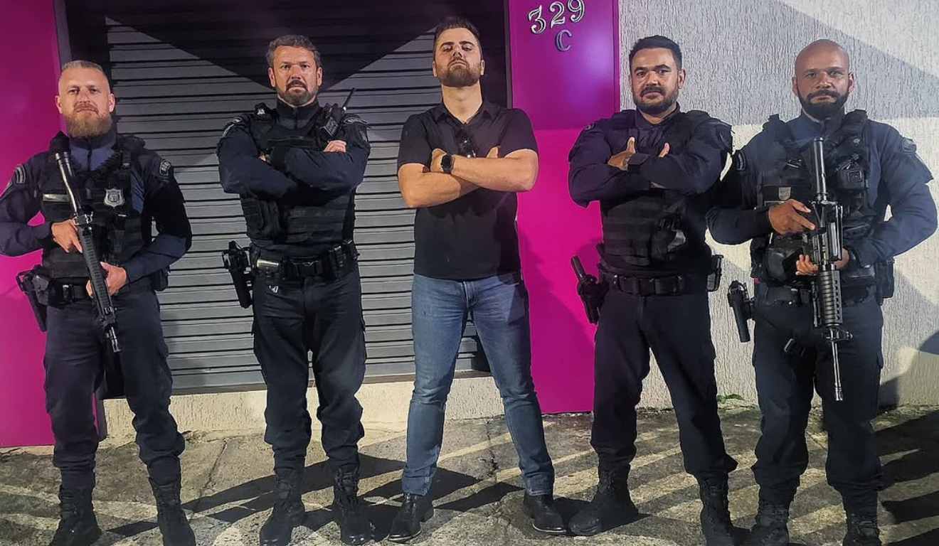 Zé Neto com quatro agentes da Guarda Municipal