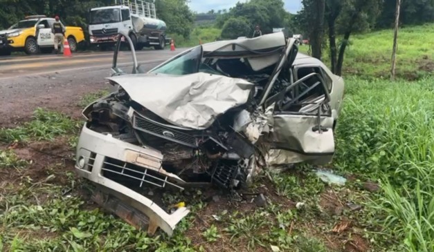 Carro envolvido no acidente com outros dois veículos e cinco mortes em Ampére, no Paraná
