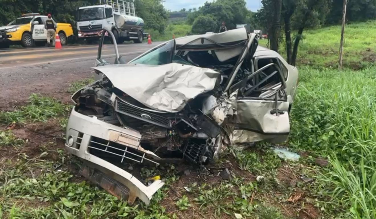 Carro envolvido no acidente com outros dois veículos e cinco mortes em Ampére, no Paraná