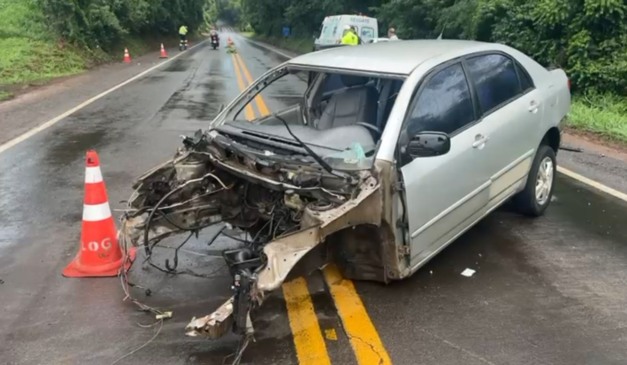 Carro envolvido no acidente com outros dois veículos e cinco mortes em Ampére, no Paraná