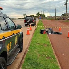 Viatura da PRF ao lado da motocicleta, a qual a adolescente pilotava e morreu ap&oacute;s colidir com caminh&atilde;o