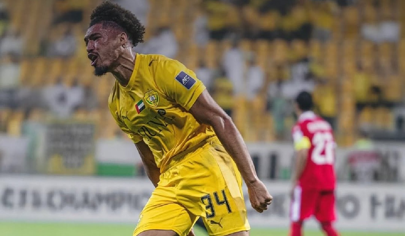 Adryelson, jogador na mira do Athletico, em ação pelo Al Wasl