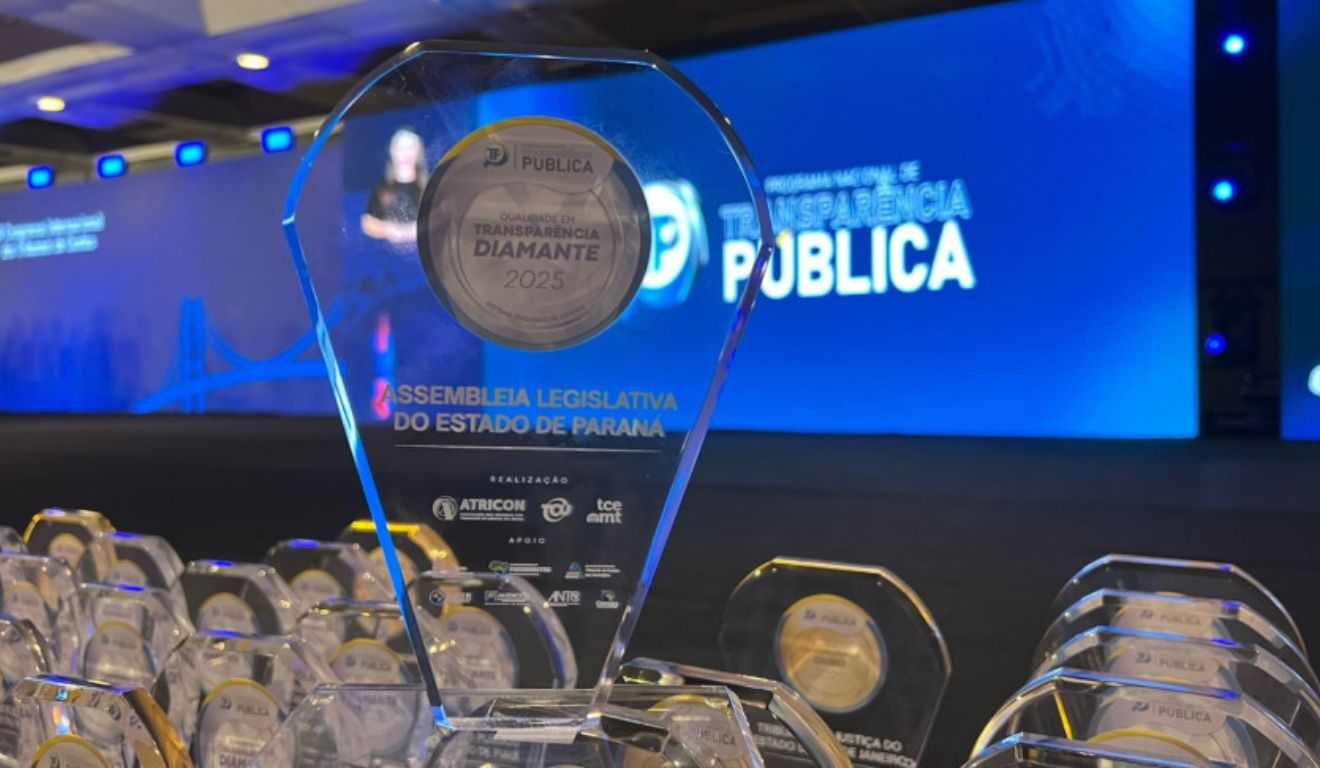 Troféu do Selo Diamante recebido pela Alep