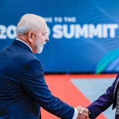 Presidente do Brasil, Lula, aperta a mão da chefe do executivo do México, Claudia Sheinbaum. País da América do Norte deve aplicar tarifas nas exportações do Brasil