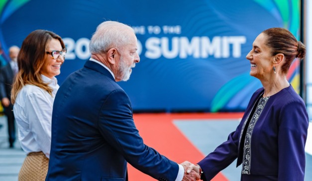 Presidente do Brasil, Lula, aperta a mão da chefe do executivo do México, Claudia Sheinbaum. País da América do Norte deve aplicar tarifas nas exportações do Brasil