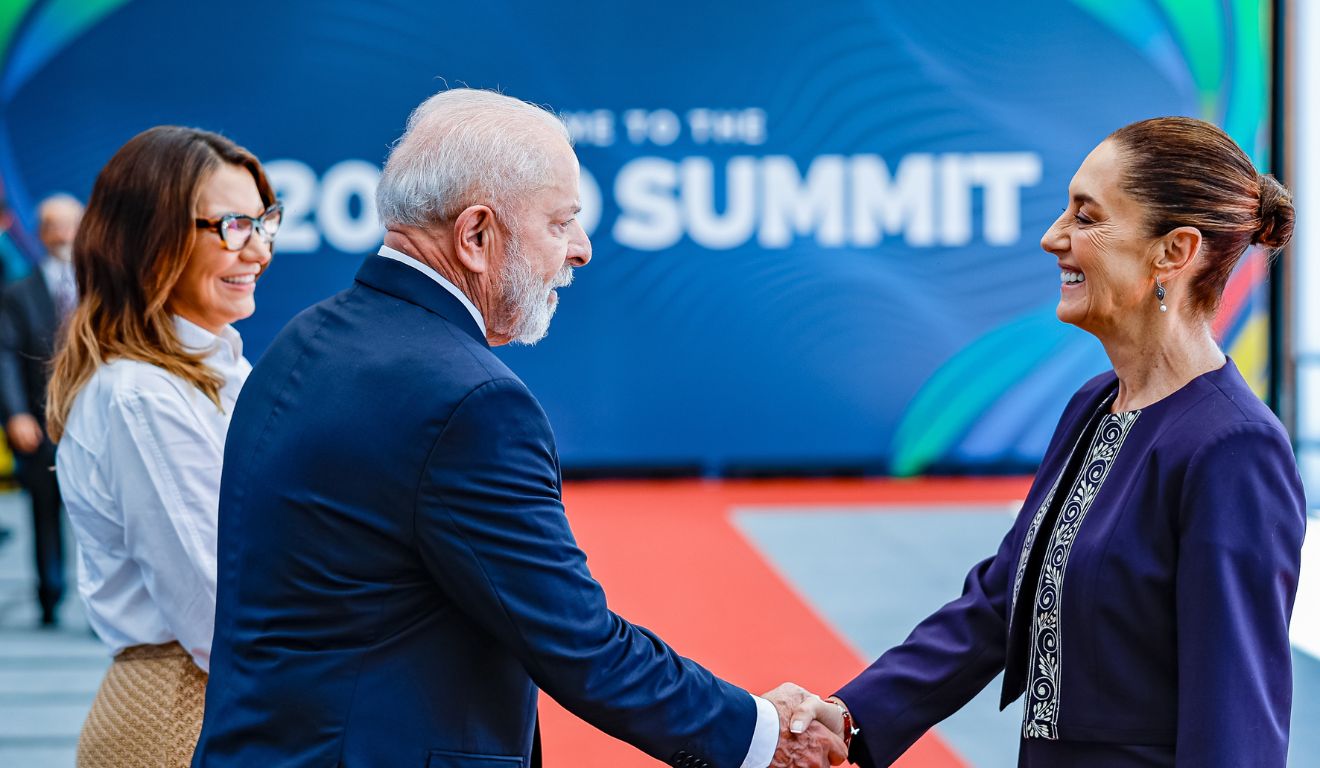 Presidente do Brasil, Lula, aperta a mão da chefe do executivo do México, Claudia Sheinbaum. País da América do Norte deve aplicar tarifas nas exportações do Brasil